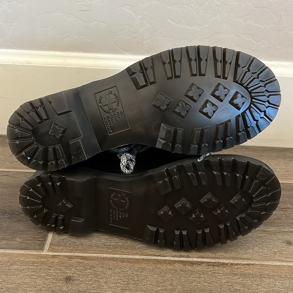 NEW DR MARTENS 1460 Serena Collar Streeter Boots
Women’s Size 8 - Picture 8 of 8